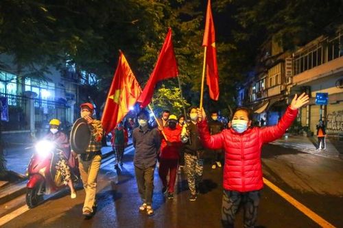 Hà Nội: Gỡ bỏ phong tỏa BV Việt Đức, người dân phất cờ reo hò chúc mừng