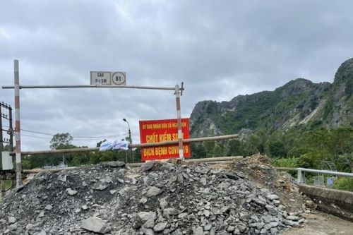 Một xã tại Thanh Hóa đổ đất đá ngăn chặn dân tại chốt kiểm soát dịch
