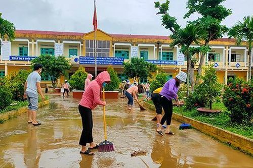 Cảnh người dân Quảng Nam gấp rút khắc phục hậu quả mưa lũ