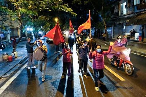 Khoảnh khắc dỡ phong tỏa bệnh viện Việt Đức, người dân vui mừng về nhà ngay trong đêm
