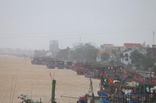 Người dân Quảng Bình chạy lũ trong đêm, 2 người bị nước lũ cuốn mất tích