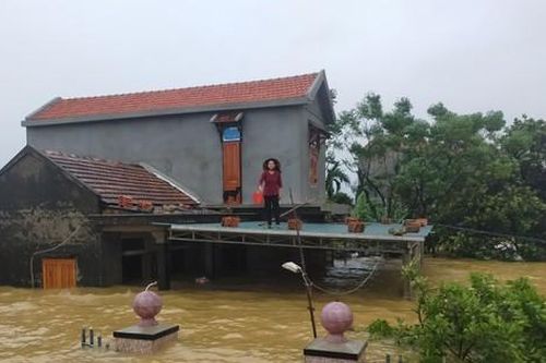 Hàng chục xã ở Quảng Bình - Huế ngập sâu trong nước, hồ thủy điện ào ạt xả lũ