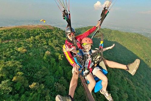 Thú chơi 'nhà giàu': Chi trăm triệu sắm bộ dù bay lơ lửng giữa trời Hà Nội
