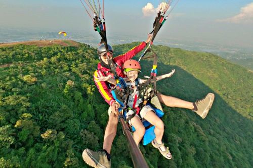 Đầu tư trăm triệu sắm bộ dù bay lơ lửng giữa trời Hà Nội