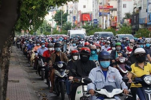 Nghìn xe xếp hàng dài ở cửa ngõ vào trung tâm TP.HCM ngày đầu tuần