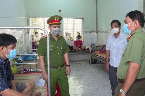 Bạc Liêu: Tạm giữ đối tượng đập phá khu cách ly, đâm 2 cán bộ công an