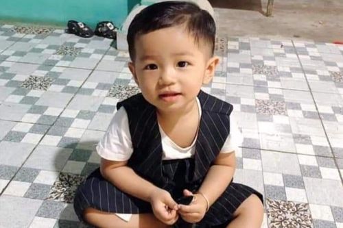 Bé trai 2 tuổi mất tích bí ẩn khi đang chơi trước sân nhà