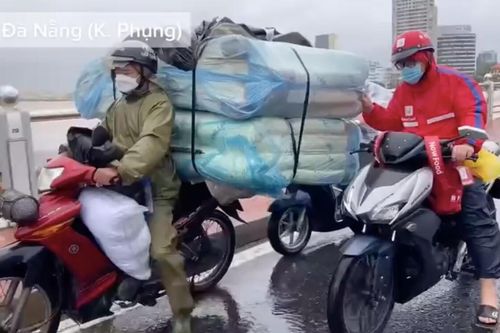 Xe máy qua cầu sông Hàn gặp mưa gió lớn, ô tô liền đi chậm chắn gió và hành động ấm lòng của tài xế xe ôm