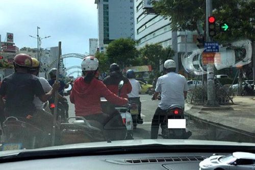 Clip: Tài xế ô tô mải nói chuyện, húc bay người đi xe máy dừng đèn đỏ giữa đêm mưa