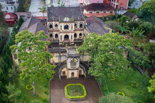 Ngôi dinh thự trăm tuổi
