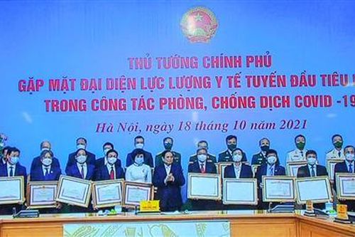 Thủ tướng: Đội ngũ thầy thuốc trong cả nước đã tích cực vào cuộc với trái tim nhân ái