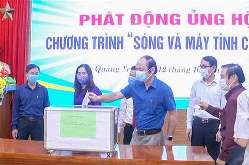 Hơn 1 tỉ đồng hỗ trợ chương trình 'Sóng và máy tính cho em'