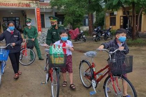 Giáo dục Khuyến học Trao 20 xe đạp tiếp sức cho học sinh vùng biển