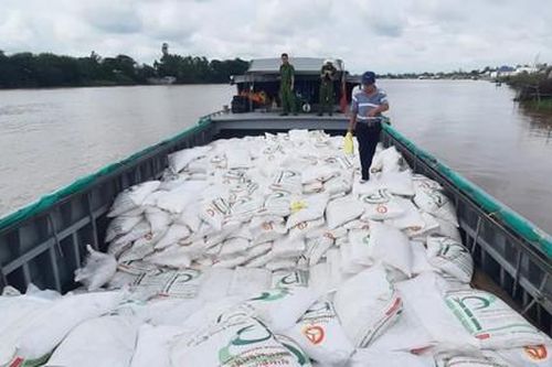 Bắt cán bộ Hải quan liên quan đến vụ buôn lậu 100 tấn đường cát