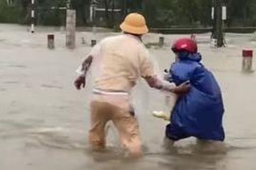 Mưa lũ tại miền Trung: CSGT đưa người dân đến nơi an toàn