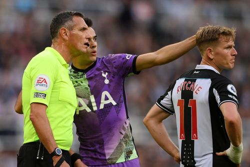 Hậu vệ Tottenham giúp cứu sống CĐV bị đột quỵ