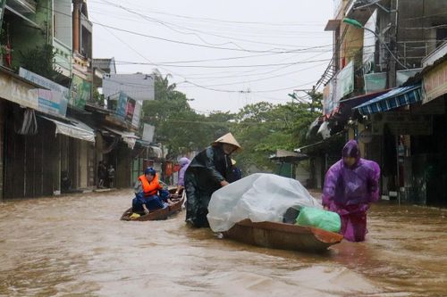 Lũ dâng, người dân vùng rốn lũ Quảng Nam, Quảng Bình bơi thuyền đi lại