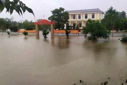 Mưa lớn dài ngày, nhiều địa phương ở Hà Tĩnh ngập nặng