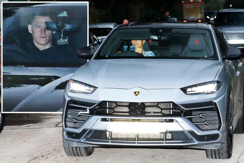 Ronaldo và đồng đội buồn thiu đến sân tập M.U