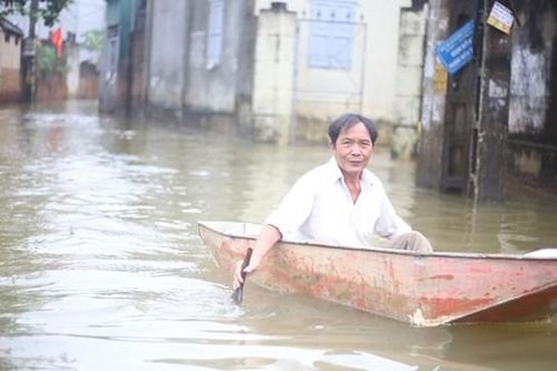Hà Nội: Mùa nước tới hàng trăm hộ dân ngập trong 'biển' nước