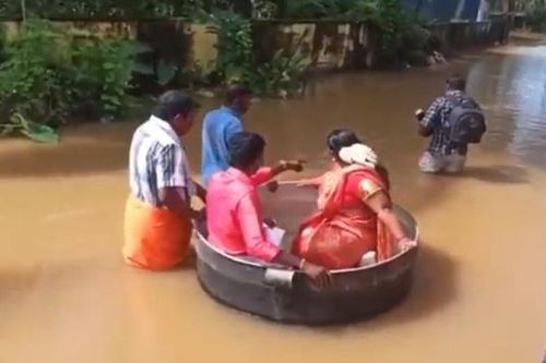 Cô dâu và chú rể Ấn Độ ngồi trong nồi nhôm để tới lễ cưới
