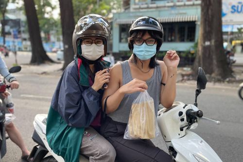 Hồ Con Rùa, chợ Hồ Thị Kỷ bán mang về, giới trẻ tìm góc vắng ăn vặt