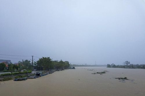 Thừa Thiên Huế: Tìm thấy thi thể vợ chồng bị lật thuyền trên sông Bồ