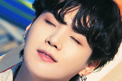 Suga BTS từng bị fan dọa kiện vì quá… cuốn hút