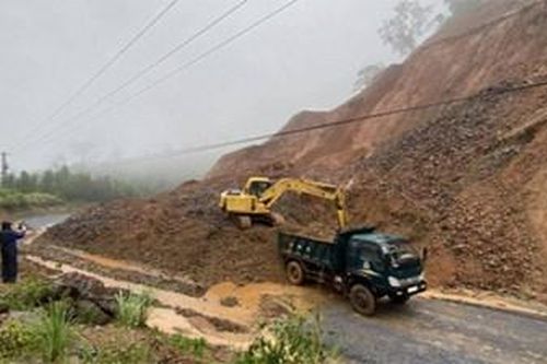CẬP NHẬT mới nhất các điểm ách tắc giao thông do mưa bão miền Trung