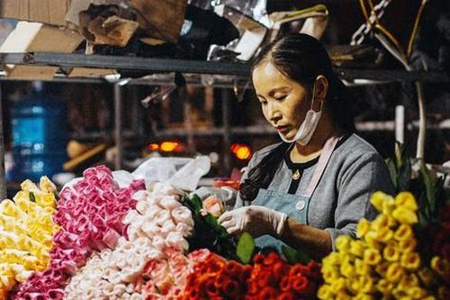 Chợ hoa đêm Quảng Bá điểm 'check-in' của giới trẻ Hà thành