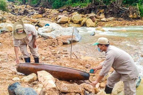 Phát hiện quả bom hơn 2 tạ sau sạt lở đất ở vùng núi Quảng Trị