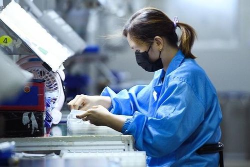 Đề xuất nới lỏng điều kiện hoạt động nhà máy và đi lại của người lao động