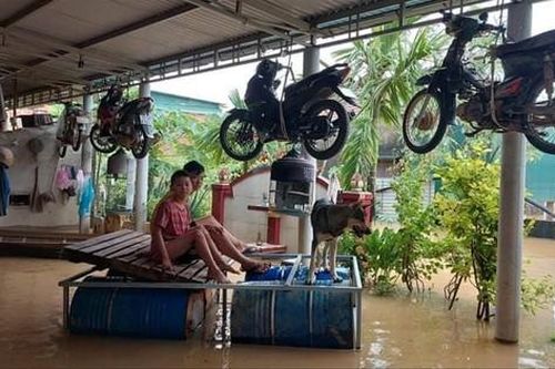 Biển nước bủa vây hàng nghìn ngôi nhà ở miền Trung