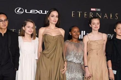 Angelina Jolie bất ngờ khoe ngực táo bạo khi đưa các con đi sự kiện