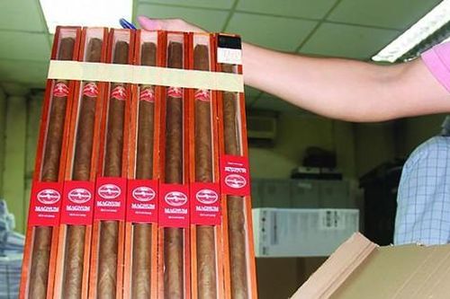 Bắt lô xì gà, hàng hóa tiền tỷ nhập lậu về sân bay Nội Bài