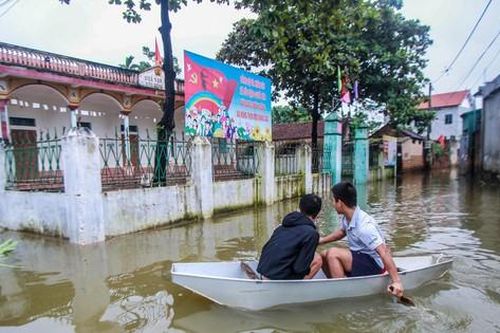 Cận cảnh hơn trăm hộ dân ở Hà Nội bị cô lập giữa biển nước