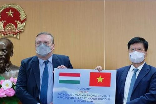 Tiếp nhận 100.000 liều vắc xin AstraZeneca và 100.000 kít xét nghiệm nhanh