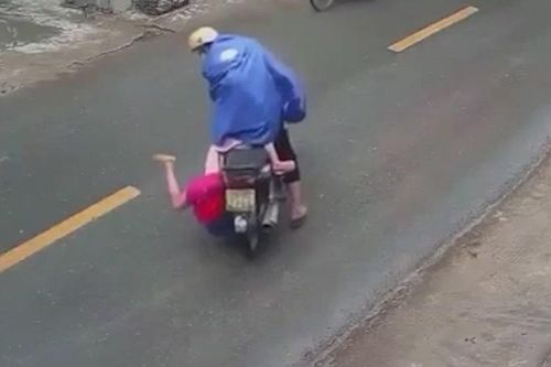 Hãi hùng cảnh bé trai bất ngờ ngã nhào xuống đường chỉ vì chiếc áo mưa
