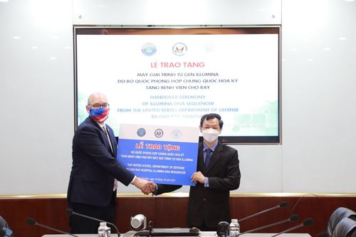 Bệnh viện đầu tiên của Việt Nam tiếp nhận máy giải trình tự gene từ Mỹ