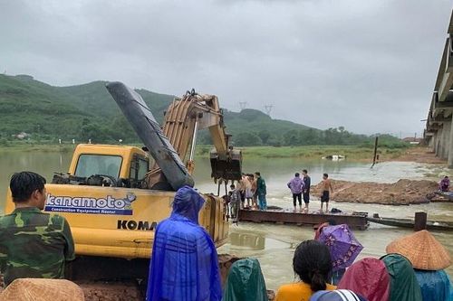 Tìm thấy thi thể 2 vợ chồng bị lật ghe ở Huế