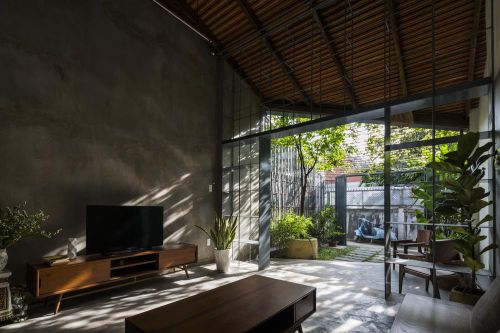 Nhà nhỏ nổi bật trong phố nhờ phá cách không gian