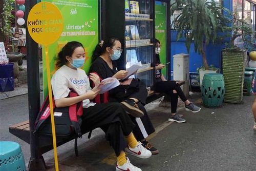 Khách đến đường sách TP.HCM 'đông hơn dự kiến' sau khi mở lại