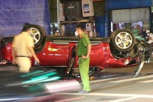 Ô tô húc đổ cột đèn chiếu sáng lật ngửa giữa đường, 2 người trong xe kêu cứu