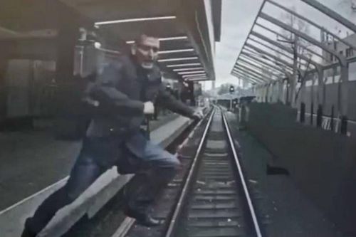 Video tài công Nga phanh kịp thời khi người đàn ông lao mình trước mũi tàu