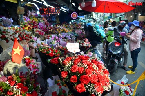 Chợ hoa lớn nhất TP Hồ Chí Minh nhộn nhịp trước ngày 20/10