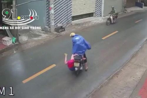 'Đứng tim' trước cảnh con nhỏ ngồi sau xe bất ngờ ngã nhào xuống đường chỉ vì chiếc áo mưa