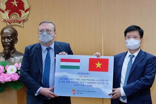 Việt Nam tiếp nhận 100.000 liều vaccine Covid-19 từ Chính phủ Hungary