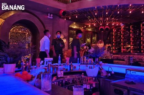 Tạm đình chỉ hoạt động quán bar đón khách bất chấp lệnh cấm
