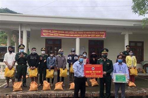 Tặng 103 'Túi an sinh' cho người dân gặp khó khăn do dịch bệnh
