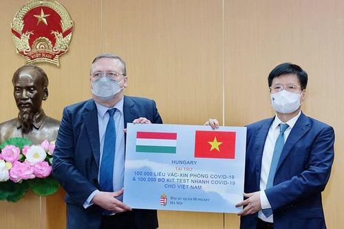 Bộ Y tế tiếp nhận 100.000 liều vắc xin Covid-19 do Hungary tài trợ